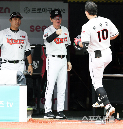 [포토] kt 이강철 감독, 장하다~ 황재균!