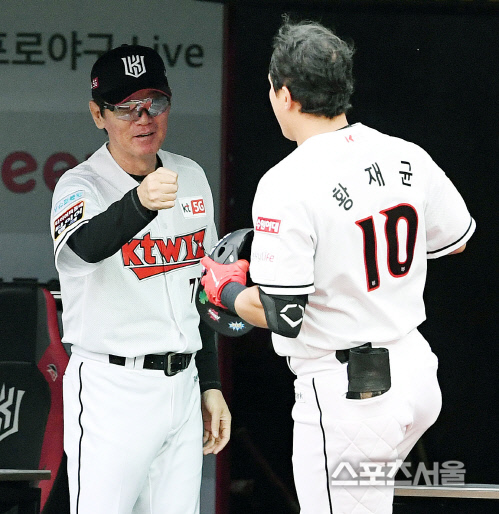 [포토] kt 이강철 감독, 황재균 나이스~