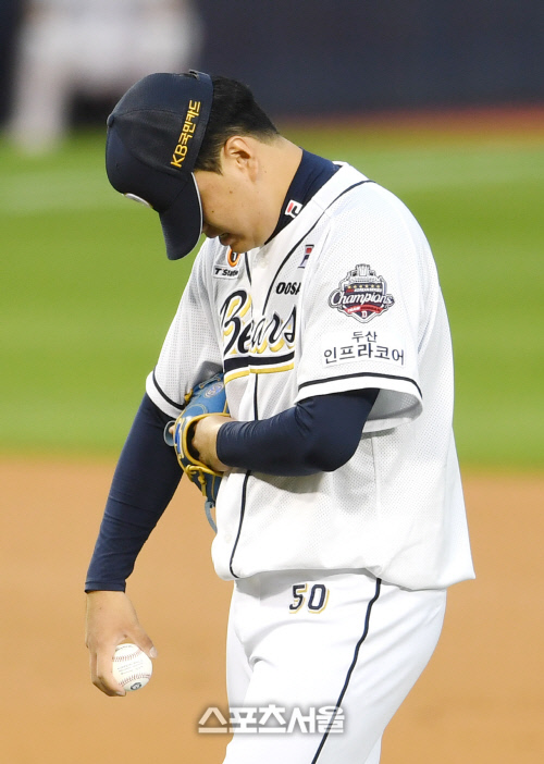 [포토]역전 허용 이영하, 모자 푹 눌러쓰고...