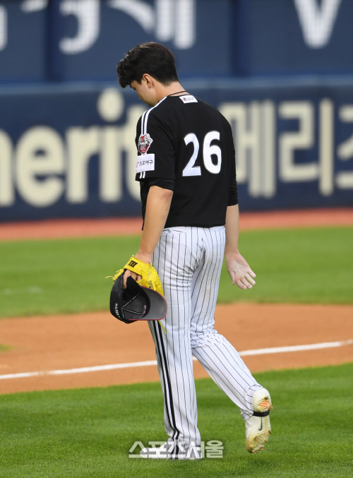 [포토]LG 선발 이민호, 아쉬운 강판