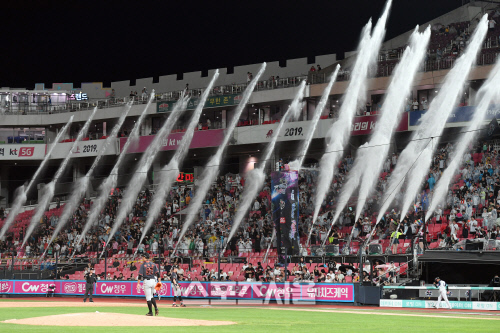 고대하던 관중 입장, 부가 수익 창출에 안도의 한숨