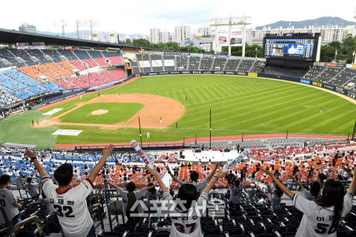 [포토]관중 입장한 잠실구장, 응원은 만원 관중처럼!