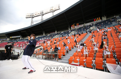 [포토]띄엄띄엄 관중 자리한 잠실구장, 응원은 힘차게!