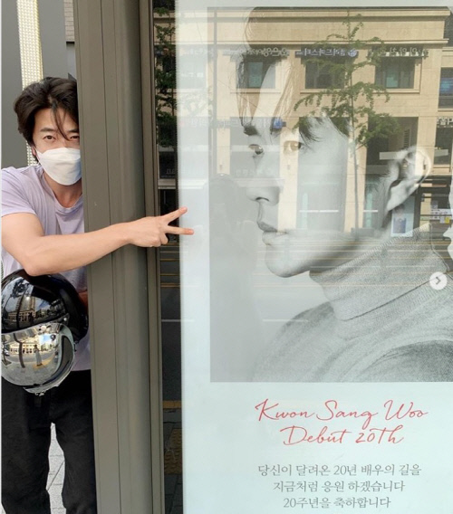 '데뷔 때처럼 헬맷 들고…' 권상우 데뷔 20주년 ♥손태영과 'V' 귀여운 인증샷 [★SNS]