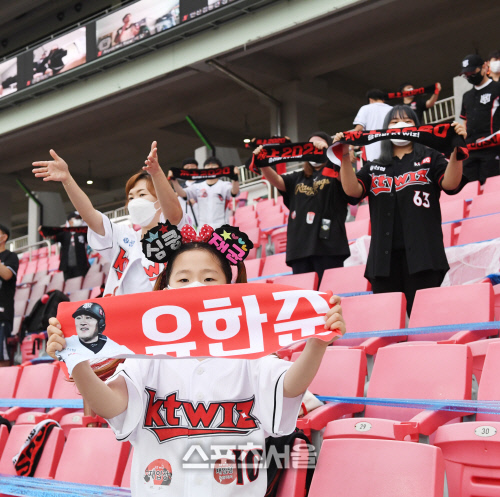 [포토] 프로야구 관중 입장, 소녀팬의 열띤 응원!