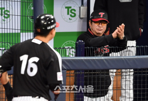 [포토]LG 류중일 감독, 김민성의 홈런에 박수를!