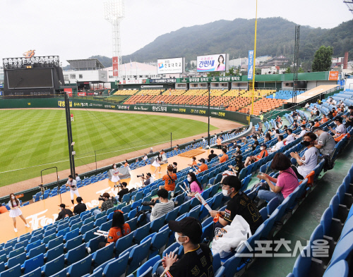 [포토] 한화생명이글스파크, 프로야구 관중 입장!