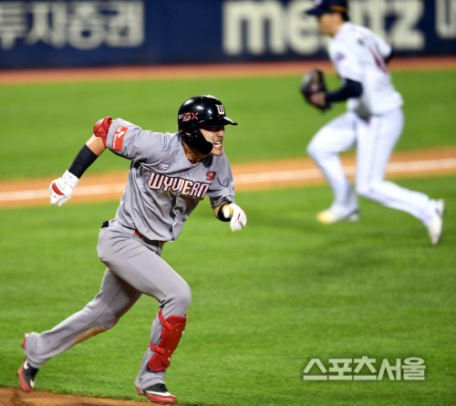 [포토] 최지훈, 7회 번트안타