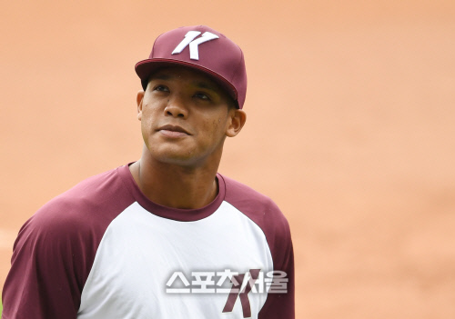 [포토]잠실구장 둘러보는 러셀