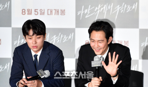 기자들의 질문에 답하는 이정재[포토]