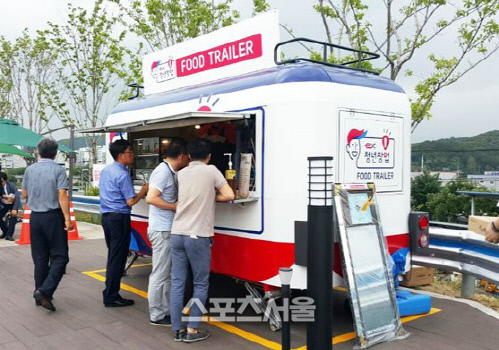 1음식을 판매하고 있는 푸드 트레일러 (자료사진)