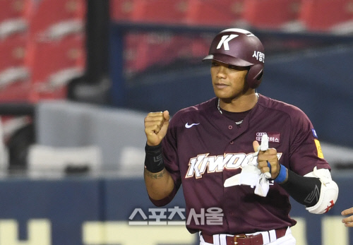 [포토]2타점 적시타 러셀, 김하성 보며 주먹 불끈!