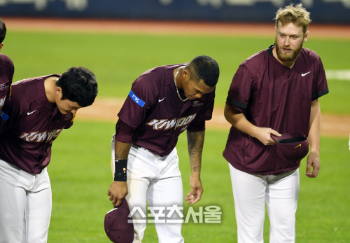 [포토]성공적 데뷔전 러셀, 인사는 이렇게...