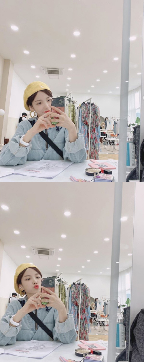 '예비 신부' 지숙, ♥이두희 폰 케이스와 찰칵 "애정전선 이상 無"[★SNS]