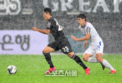 [포토]성남 나상호, 폭우를 뚫고!