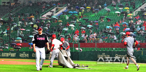 폭우로 중단되는 SK-LG전[포토]