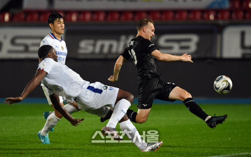 [포토]성남FC 토미의 발리슛 선제골