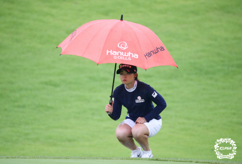 임희덩 7번홀 그린을 살피고 있다