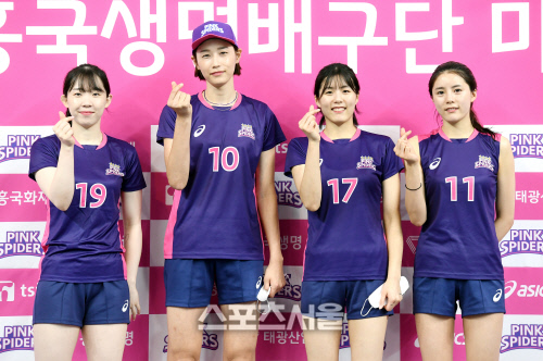 [포토]흥국생명 김미연-김연경-이재영-이다영, 많이 사랑해 주세요!