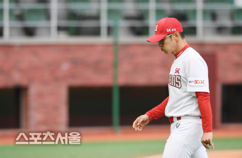 [포토]SK 박경완 수석코치, 갑작스런 선발투수의 교체에 한숨이 절로...