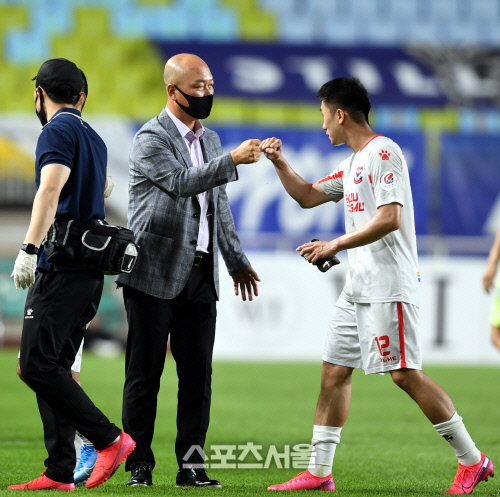 주력 선수 전역 앞둔 김태완 상주 감독의 한숨, 그리고 진심