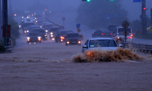 [오늘 날씨]중부 집중호우 특보…내일까지 300mm 이상 폭우