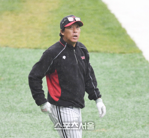 [포토] 이병규 코치 \'갑자기 비가 내리네\'