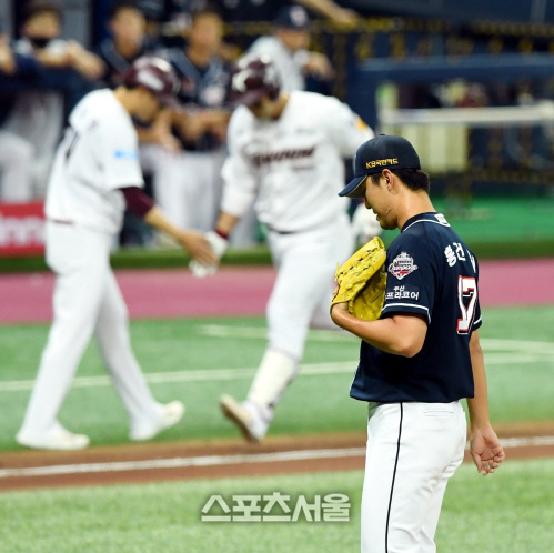 [포토] 두산 홍건희, 박병호에게 스리런 홈런을...