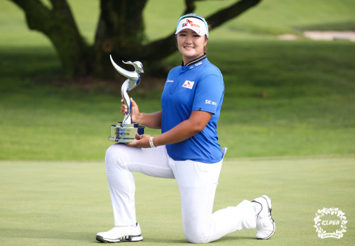 우승트로피 들고 포즈 취하는 유해란 (1)