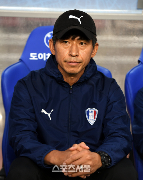 [포토] 수원 주승진 감독대행 \'긴장되네\'