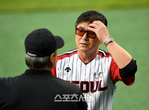 [포토] 경기 중단에 항의하는 류중일 감독