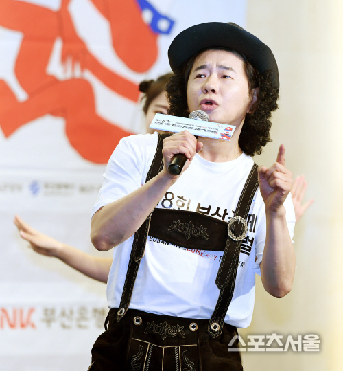 [포토] 개그맨 박성호, 부산국제코미디 페스티벌을 위한 요들송~