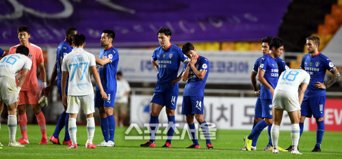 순위는 제자리걸음인데…수원, 또 다시 맞는 울산-전북 2연전