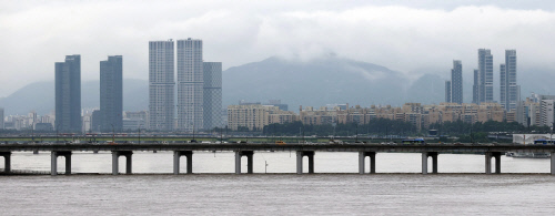 폭우 잦아들며 한강수위 낮아져..잠수교 제외 서울 도로 교통통제 해제