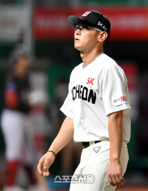 9회초 위기에 마운드 오른 박경완 감독대행[포토]