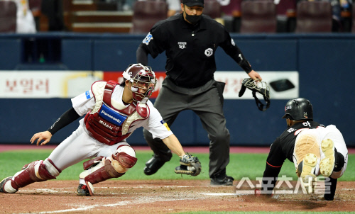 [포토] 키움 이지영, 과연...누가 더 빠를까!