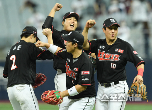 [포토] kt 위즈, 황재균 역전 결승타 앞세워...6연승!