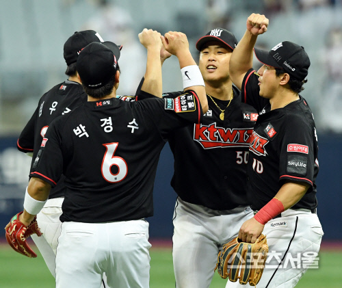 [포토] kt 황재균, 역전 결승타로...6연승 견인!