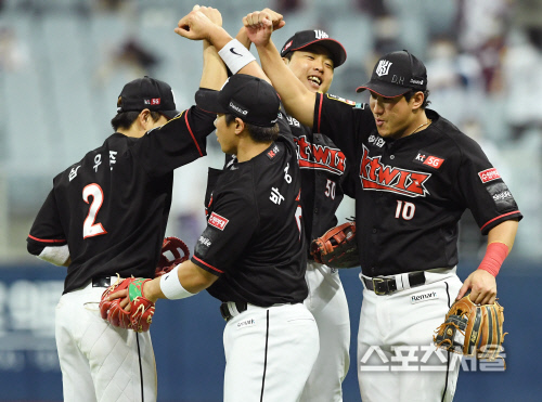 [포토] kt 황재균-강백호, 6연승...신난다!