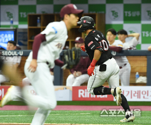 [포토] kt 황재균, 안우진 상대로...역전 적시타!