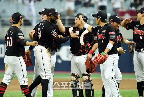 [포토] kt 로하스, 6연승의 기쁨!