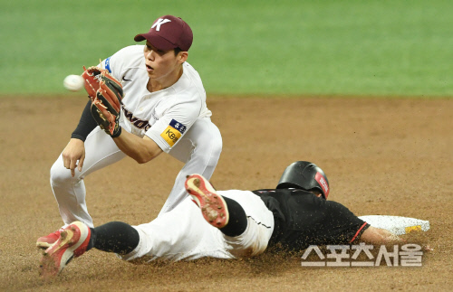 [포토] kt 배정대, 과감한 도루!