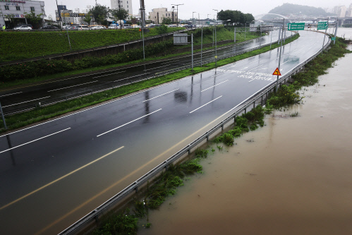 연일 폭우로 서울 주요 도로 곳곳 교통통제…"교통 혼잡 가중"