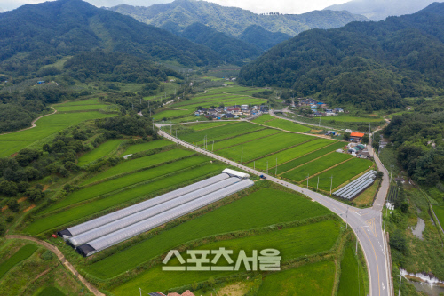 매산마을 상공에서 바라본 매산마을과 감악산 전경