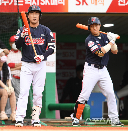 [포토] 롯데 정훈, 어제 사라진 홈런 기록... 오늘 다시?