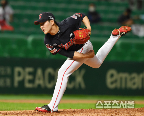 [포토] 롯데 최준용, 8-2 승부에 마침표를!