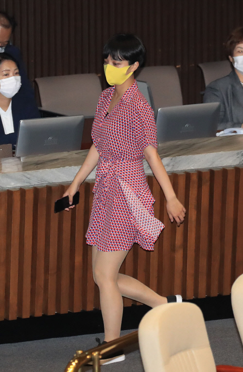 퇴장하는 류호정 의원
