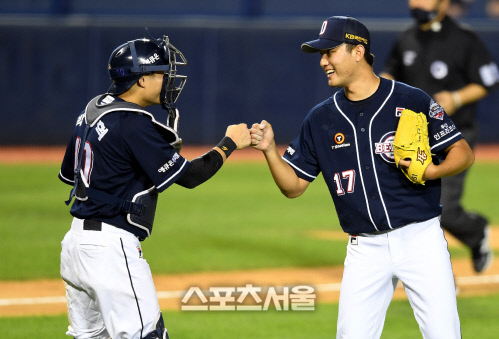 [포토] 홍건희-박세혁 \'또 이겼다\'