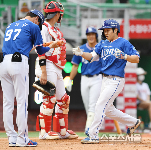 [포토] 삼성 김지찬, 마수걸이 홈런에 강명구 코치가...?