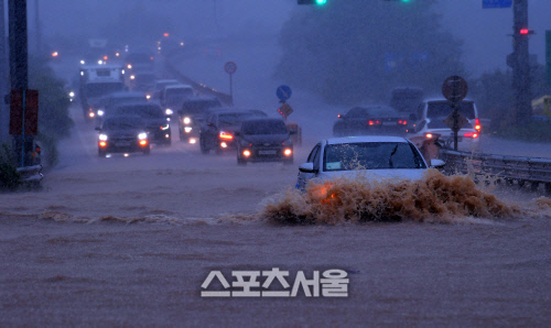 [오늘날씨] 중부지방 오후부터 폭우…최대 250㎜ 물폭탄